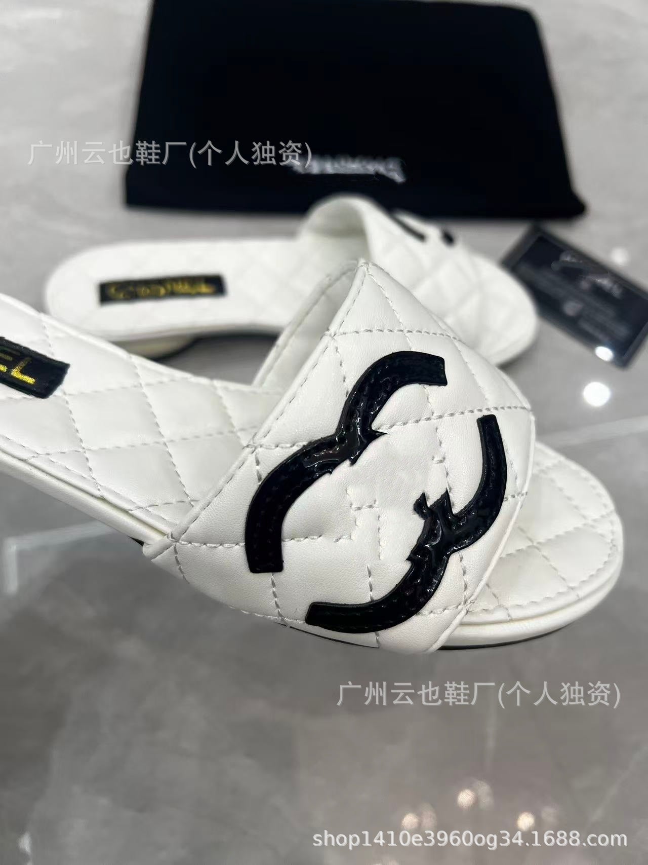 2026 Nuevo logo clásico de principios de primavera Doble C Strap-on de moda Panda Color-Fragancia Estilo Abrigo plano de diamante Prenda versátil