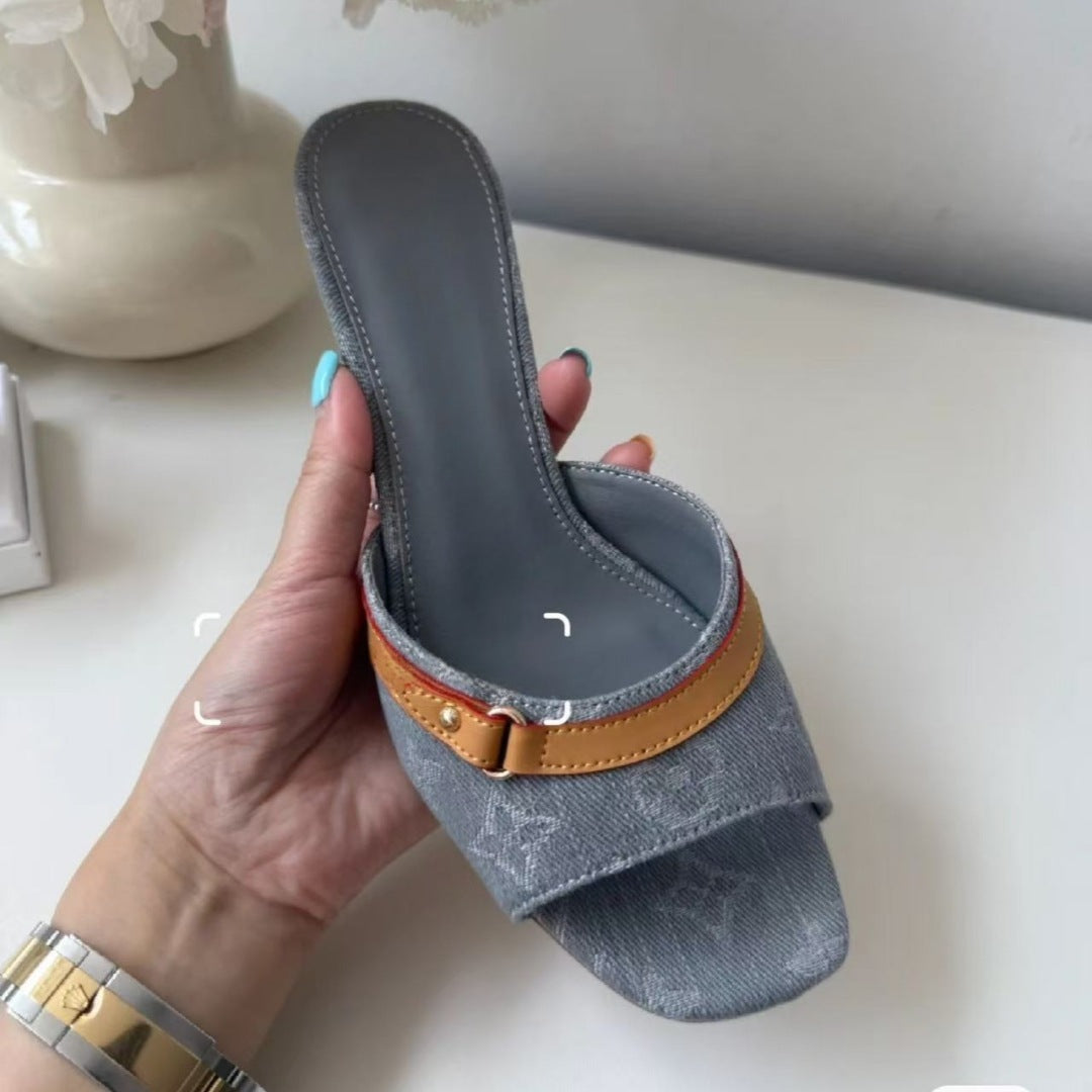 Nuevos vaqueros de primavera y verano europeo y americano 2025 con sandalias de punta abierta, zapatos clásicos de tacón de gato estampados para mujer