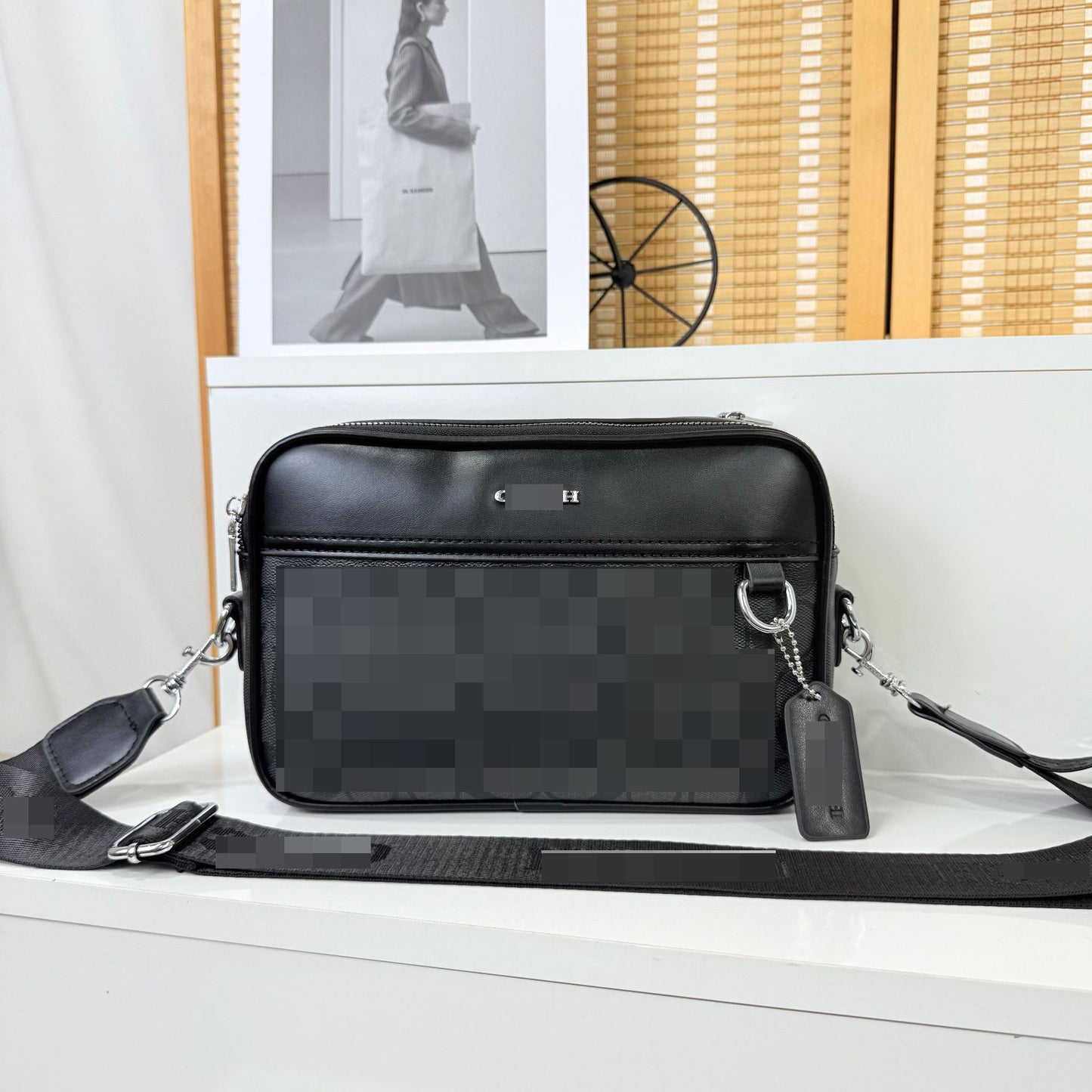 Bolso de tira ancha de moda superventas europeo y estadounidense para mujer, 26 nuevos bolsos cruzados de un solo hombro de calidad versátiles para desplazamientos de un solo hombro para desplazarse a un solo espacio de nicho transfronterizo