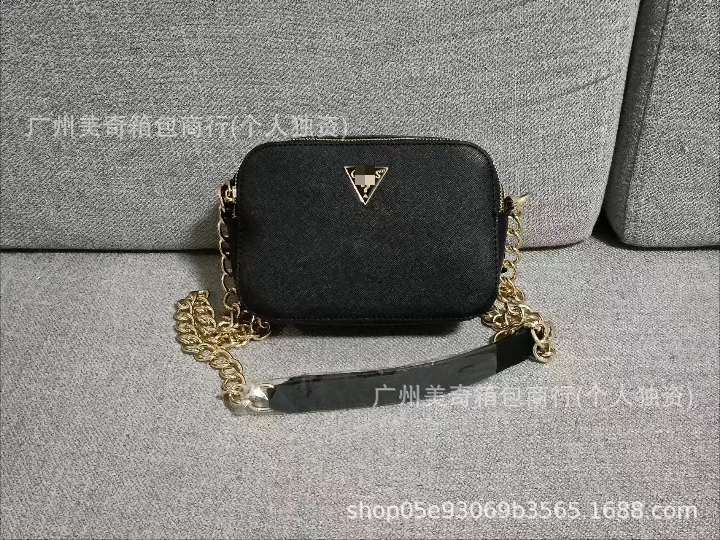 Bolso Bandolera Triángulo Logo Cadena Mujer | Premium