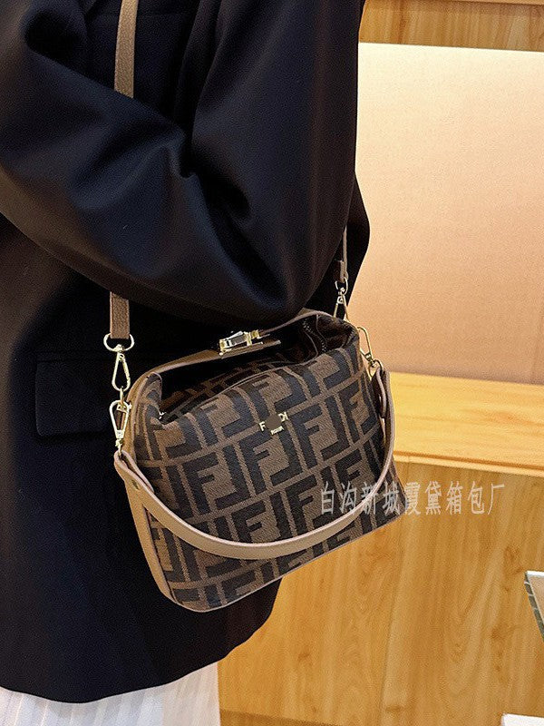 Nuevo bolso de lonchera usado 2025, monograma de moda portátil, bolsa de almohada, bolso bandolera de estilo coreano estampado de un solo hombro