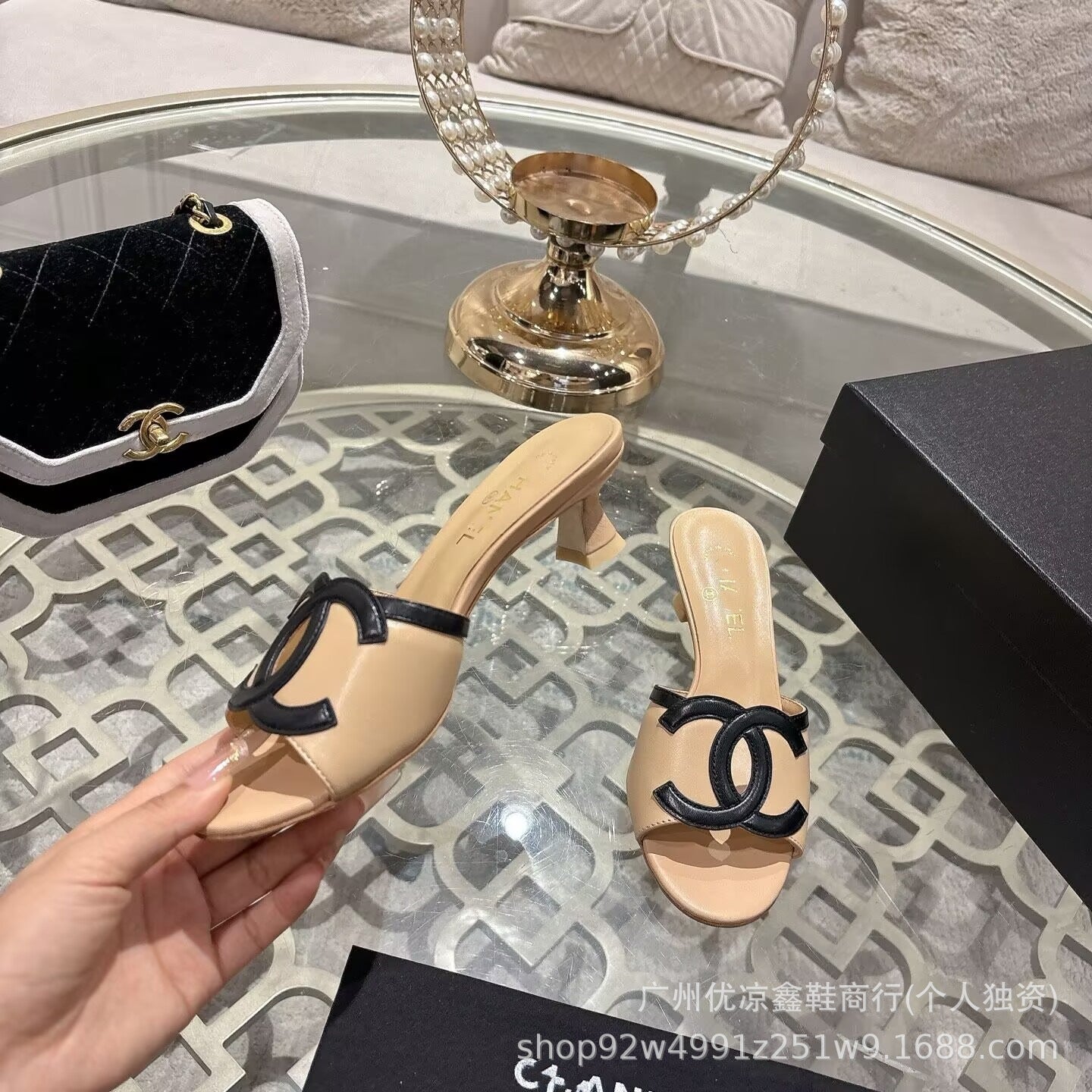 Sandalias de tacón medio estilo Chanel estilo verano 2026 a juego para comercio extranjero, sandalias de cuero hueco, versátiles con bloques de color para abrigo