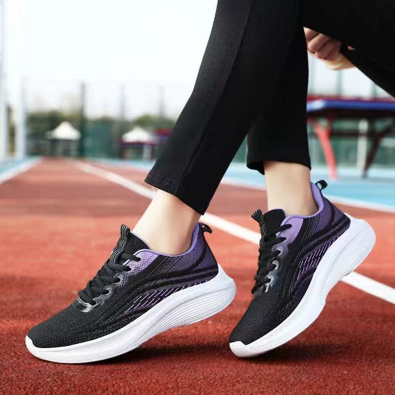 Nuevos zapatos casuales transpirables de malla antideslizante de suela antideslizante para primavera y otoño, versión coreana, zapatos ultraligeros versátiles para correr para mujer al por mayor