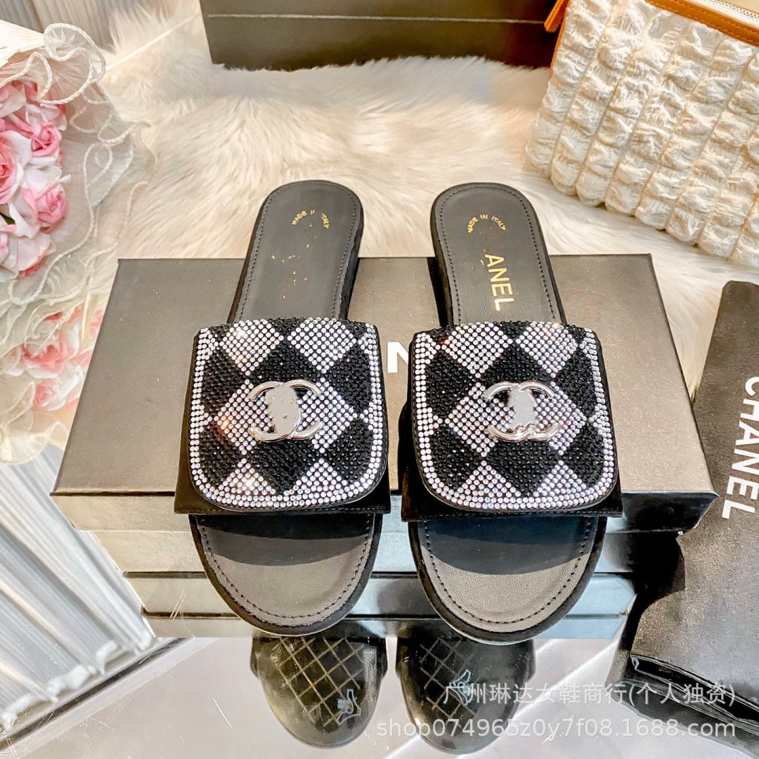 25. Nuevas zapatillas planas de hebilla metálica de la mochila escolar Xiaoxiang Feng Lingge para que las mujeres lleven sandalias de playa informales en verano