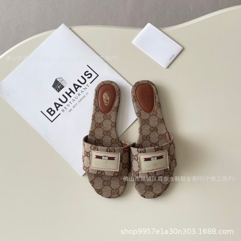 Nuevas chanclas de verano para mujer 2026 con letra de tela G-Family Ropa exterior de verano, zapatillas planas versátiles para mujeres cómodas para vacaciones en la playa