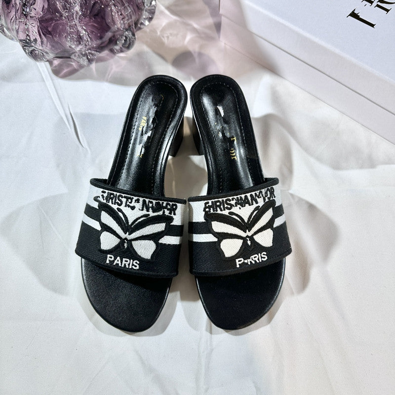 Nuevas chanclas de tacón grueso para el verano 2025, zapatos de playa casuales de exterior con mariposa bordados y versátiles