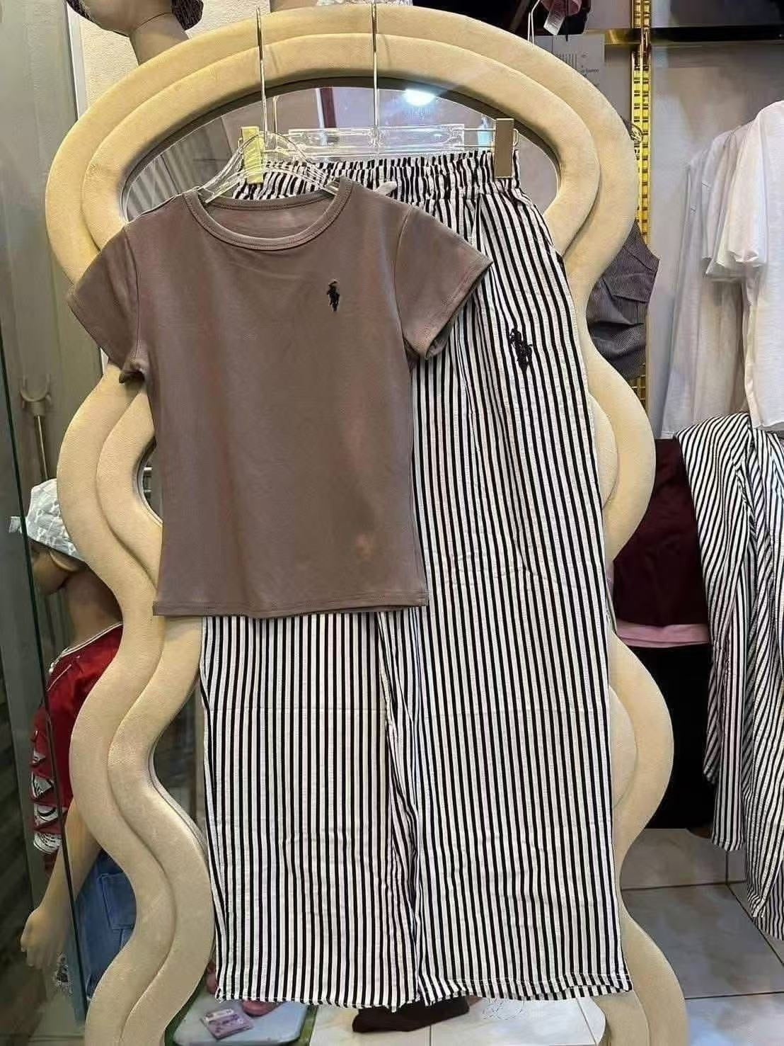 Camiseta de manga corta bordada para ponis de verano de moda para mujeres, pantalones de rayas anchas y conjunto informal de dos piezas para hombres y mujeres