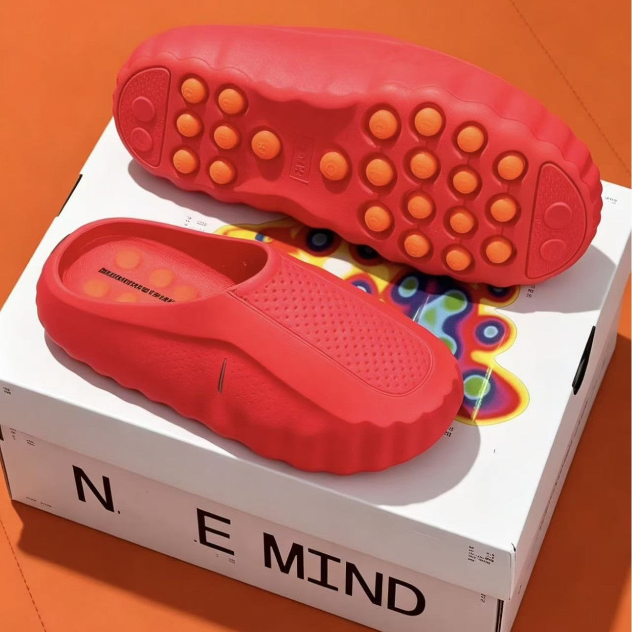 2026 Nueva Niche Design Suela de masaje Zapatillas deportivas rojas Suela gruesa de hombre Verano Suela blanda Corrida al aire libre