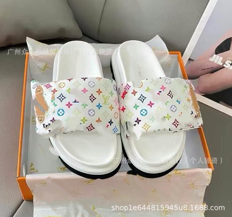 Comercio exterior Satén de Burro 2025 Verano Velcro Zapatillas de mujer Pastel mate para parejas Antideslizante Lote plano y de suela gruesa resistente al desgaste