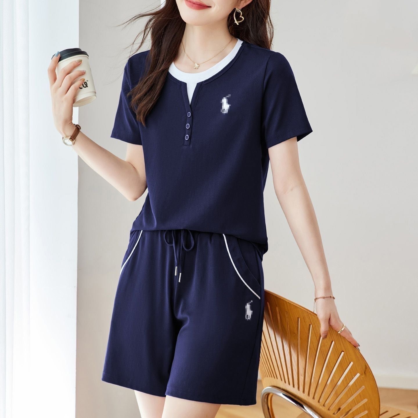 Nuevo conjunto de pantalones cortos deportivos casuales de manga corta de manga corta para verano, conjunto de dos piezas suelto y de moda de talla grande para mujeres