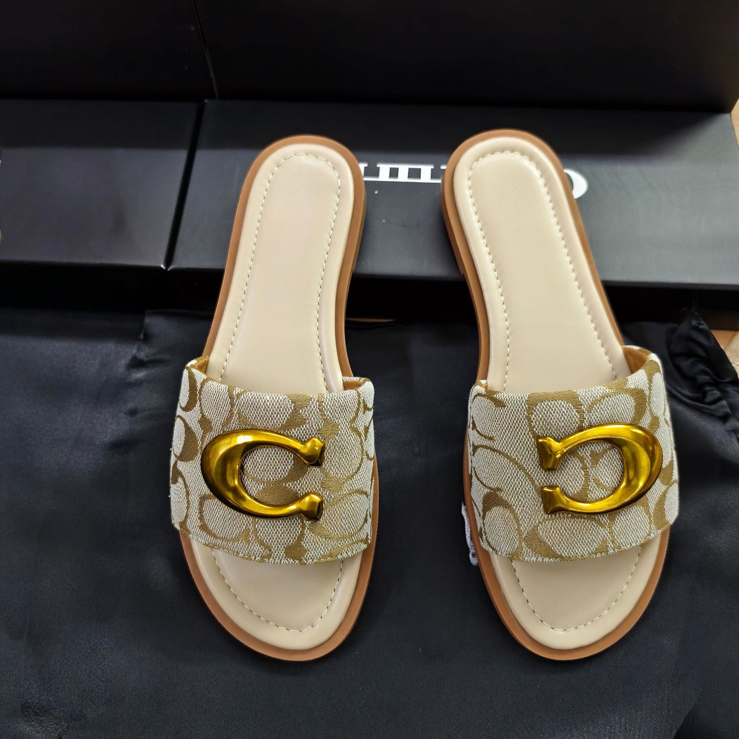 Prendas exteriores estilo francés estilo Style C con hebillas metálicas para mujer, zapatillas refrescantes versátiles y de moda 2025