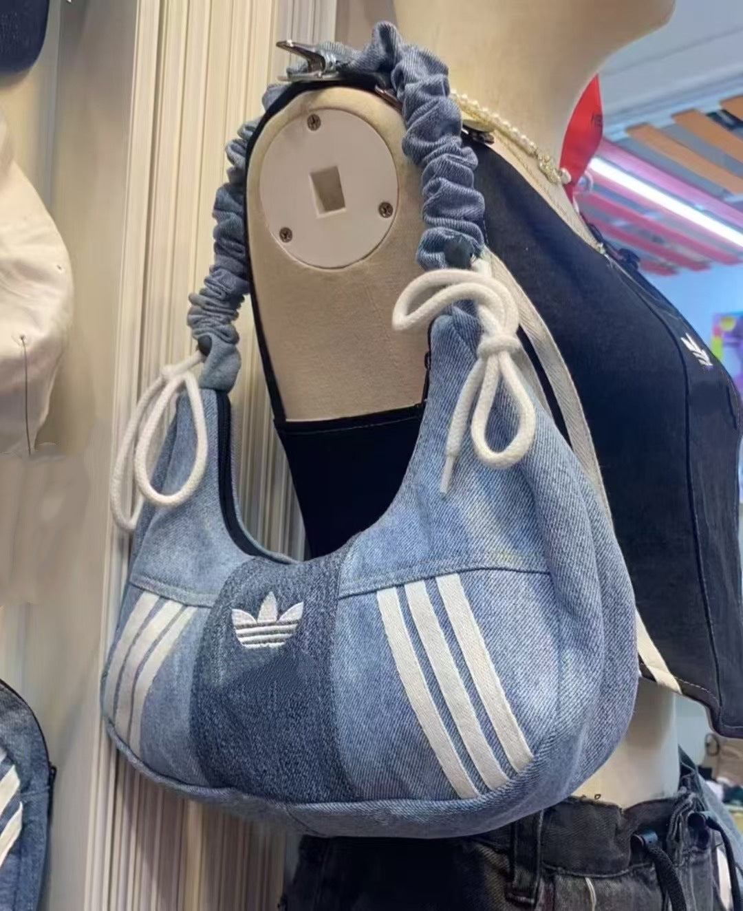 Bolso Adidas Clover de lona plisada para mujer, bolso nube de un solo hombro con bloques de colores de moda 2026