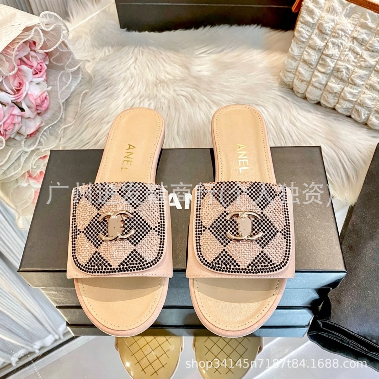 En stock, 26 nuevas zapatillas planas de Chanel estilo Chanel con botones de metal a cuadros y diamantes para mujer, sandalias casuales de verano de una sola línea