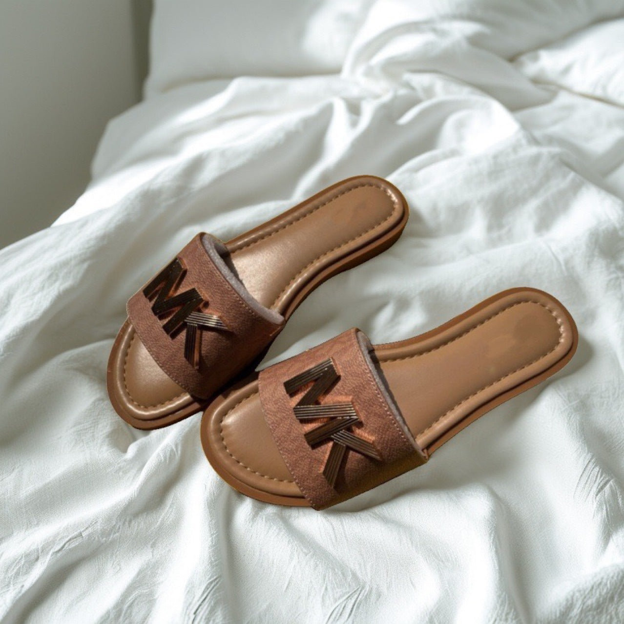 Comercio Exterior 2025 Nuevas sandalias vintage con letras de nicho para mujer, ropa exterior de verano, zapatillas planas de playa con fondo plano y playa