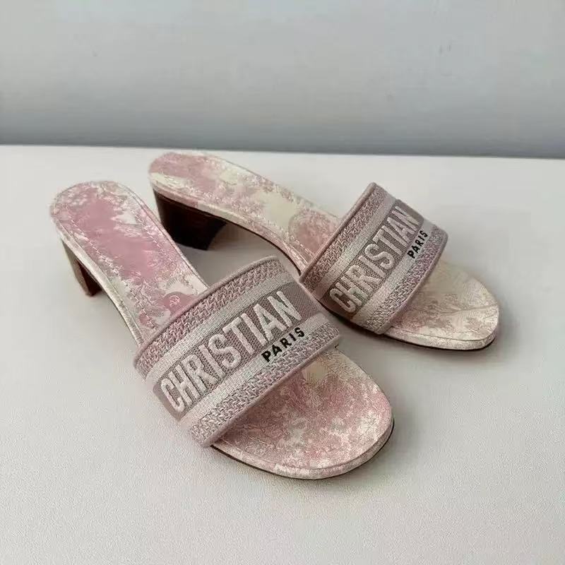 Comercio Exterior 2026 Nuevo D. Inicio Monograma Zapatillas de tacón grueso bordadas para ropa exterior de mujer, sandalias de tacón plano casuales playa famosas en Internet