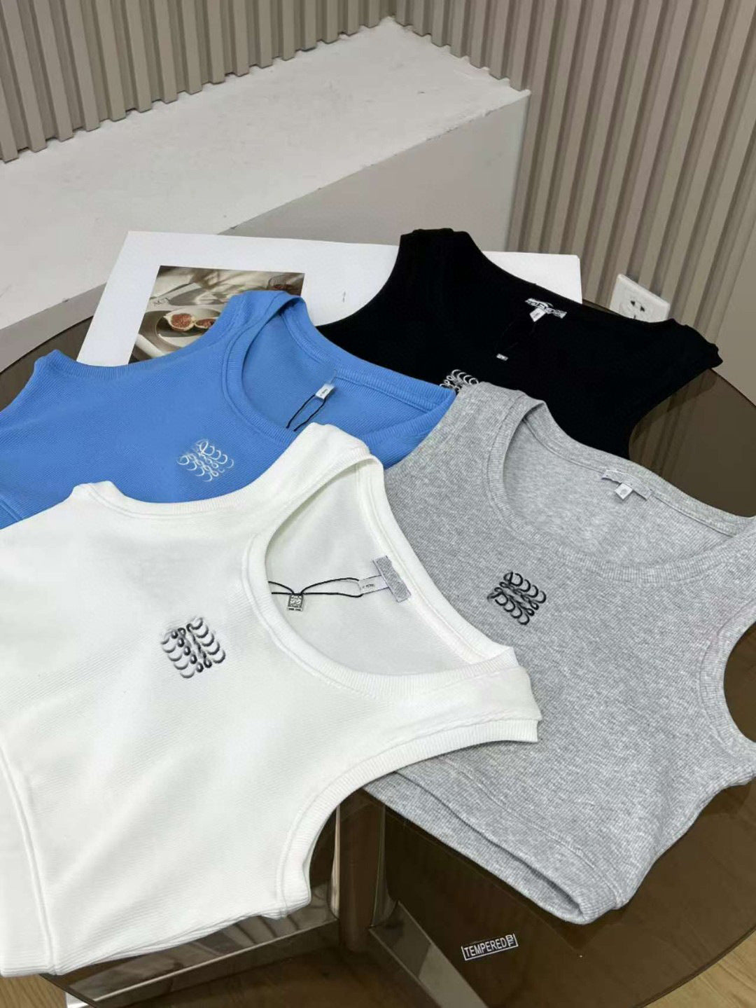 T-shirt court pour femme LO | Côtelé avec broderie