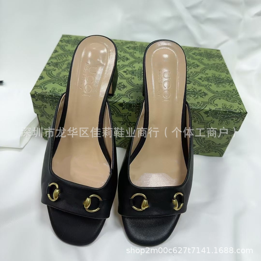 Sandalias de tacón grueso G Family para mujer 2025 Nuevo tacón cuadrado, botón metálico de broca, zapatillas de medio soporte y elegantes zapatillas de tacón alto