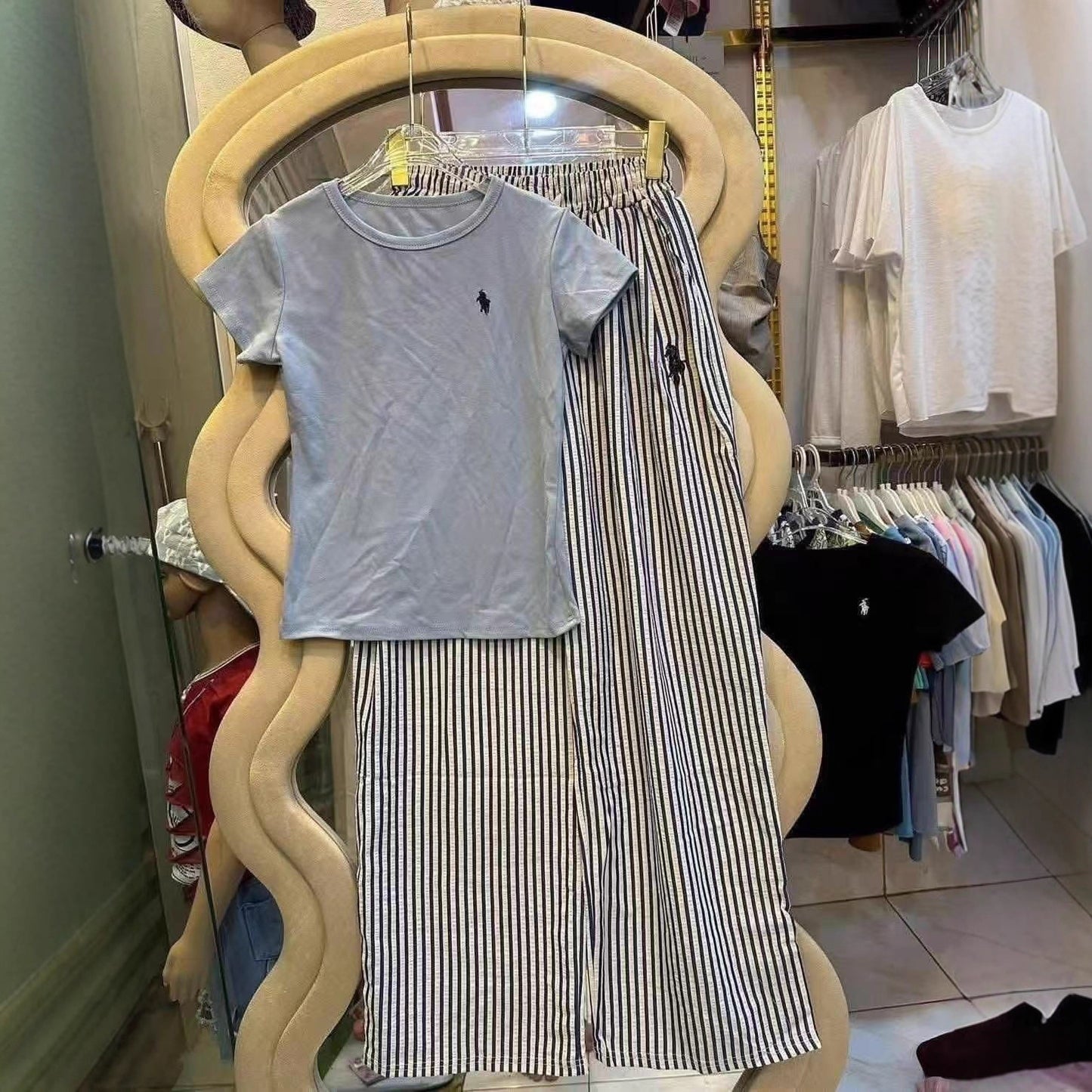 Camiseta de manga corta bordada para ponis de verano de moda para mujeres, pantalones de rayas anchas y conjunto informal de dos piezas para hombres y mujeres