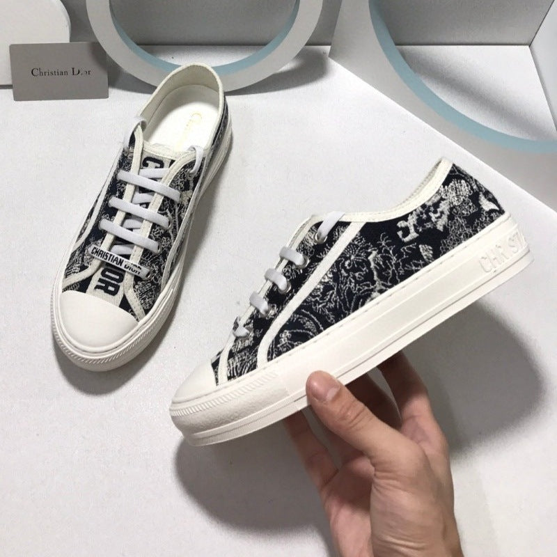 Comercio exterior 2026 Nuevos zapatos de mujer bordados de lona Suela gruesa Zapatos blancos versátiles que realzan Zapatos deportivos casuales de punta redonda