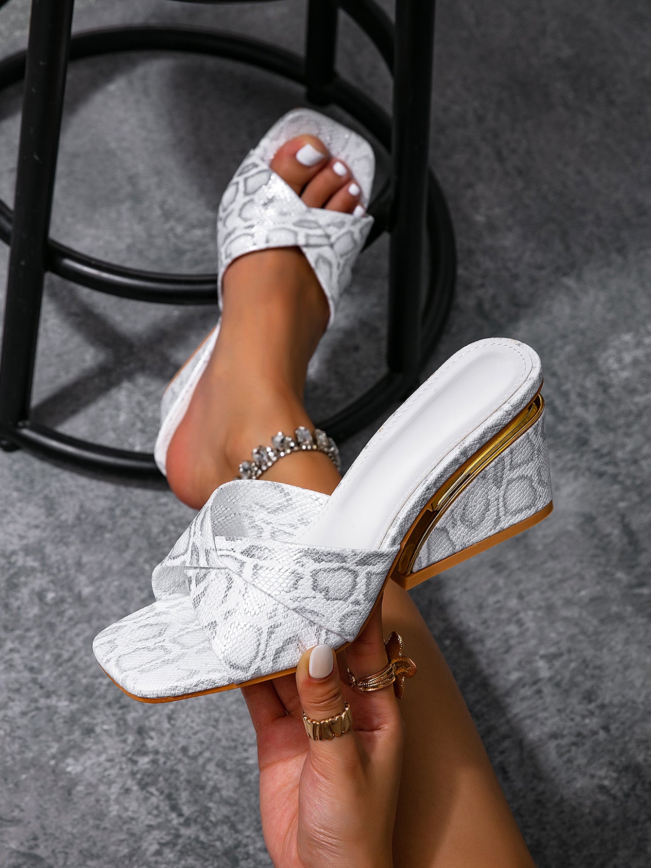 Sandalias de tacón alto de mujer en Huidong, nuevo tacón de cuña para verano 2026, zapatos casuales versátiles de moda y punta cuadrada