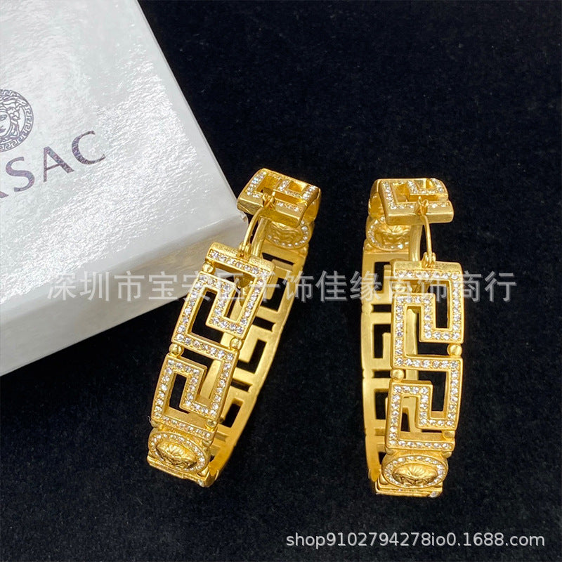 Colección de pendientes Man Family Medusa: pendientes de perla incrustados con diamantes, estilo personalizado extravagante, pendientes ligeros y lujosos