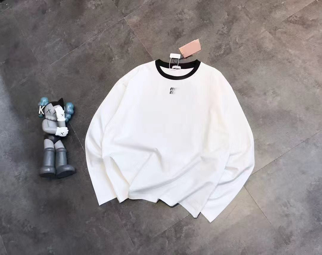 La capa base de Miu, versátil, casual y de nicho, cuello de colores y letras de aplique con cuello redondo y manga larga y camiseta de manga larga