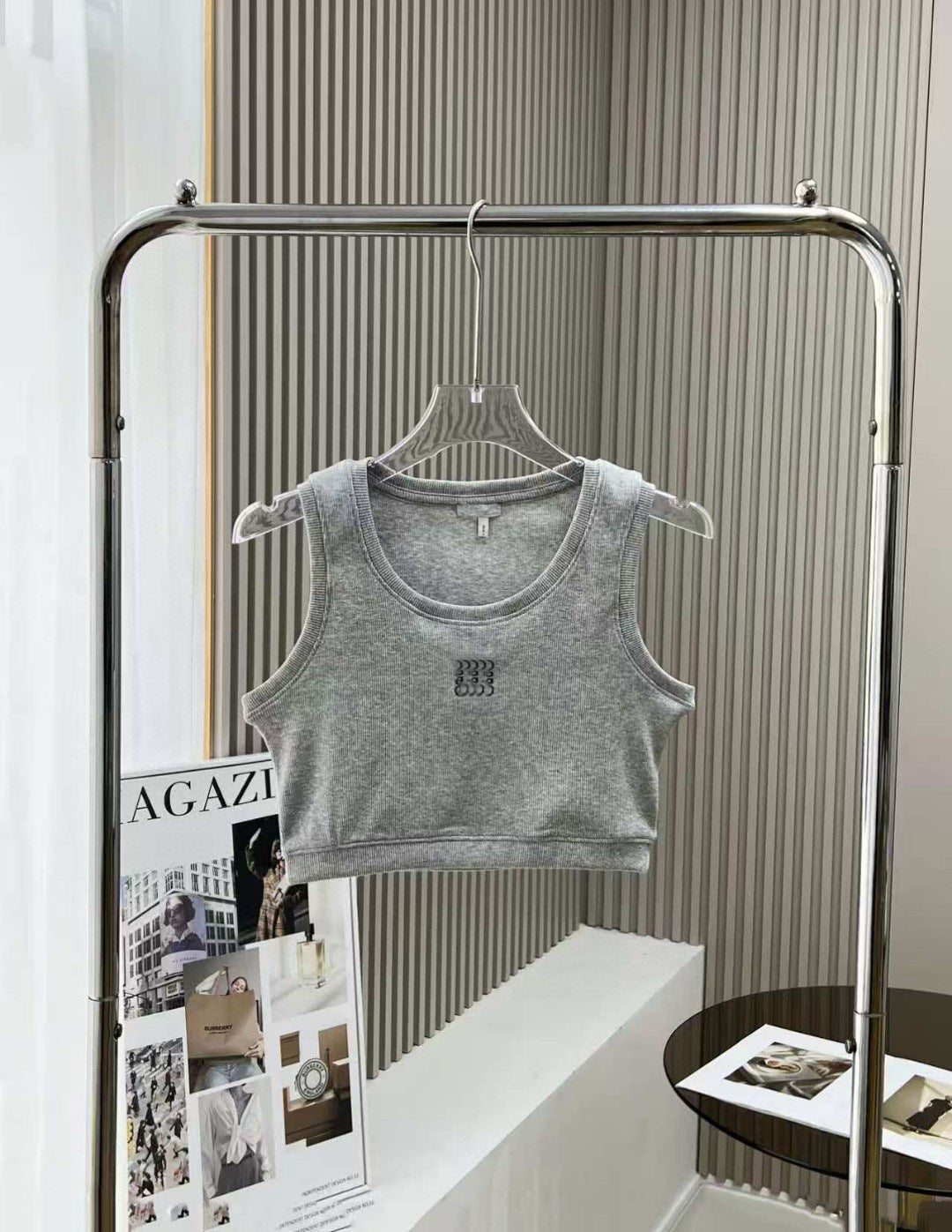 T-shirt court pour femme LO | Côtelé avec broderie