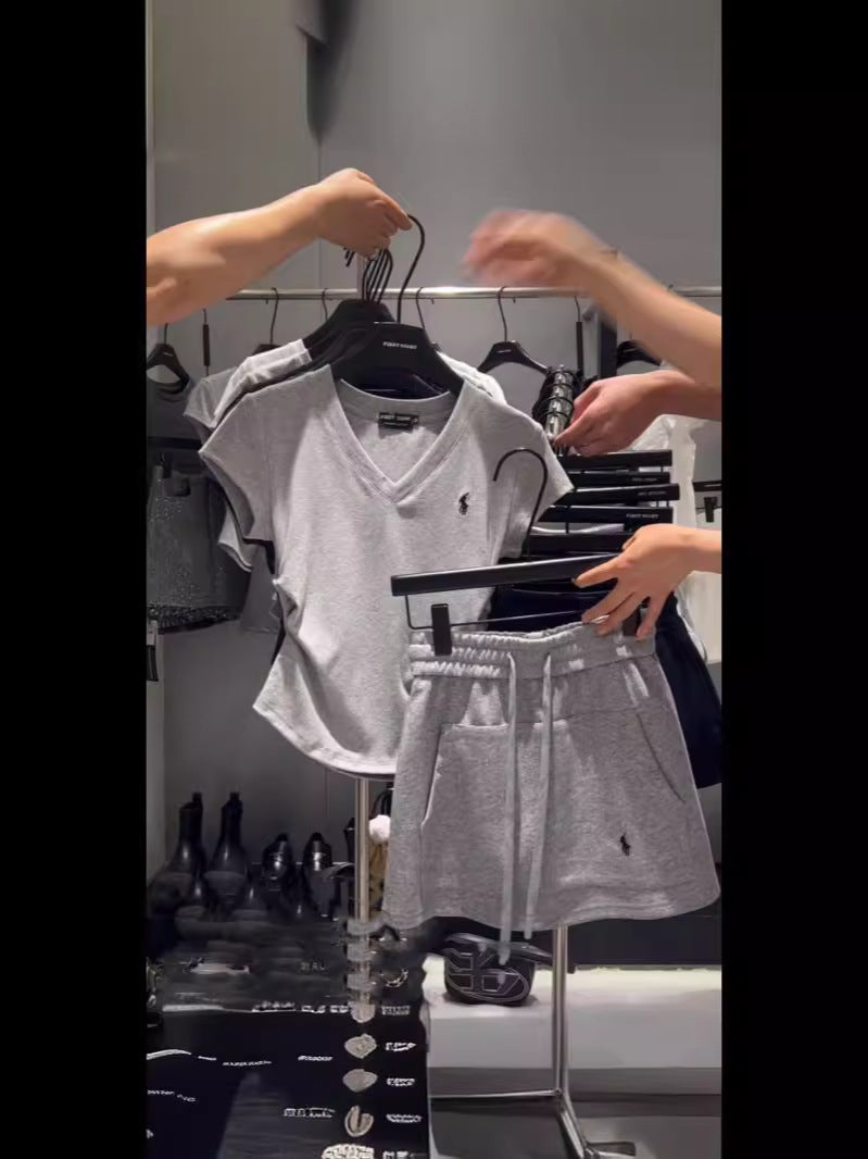 2026 Pony plisado plisado con escote en V y camiseta delgada + faldas versátiles de cintura alta elásticas para mujer