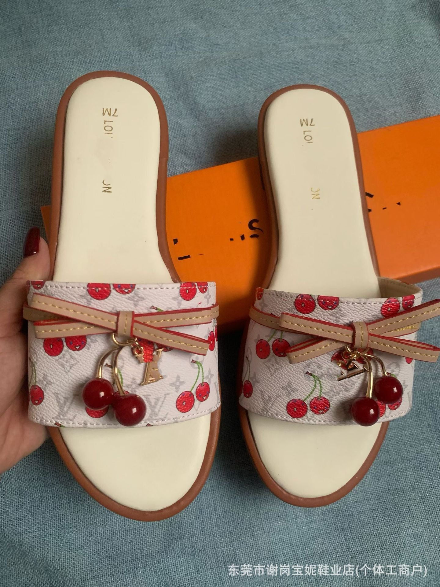 Sandalias nuevas de herraje de la familia V, zapatillas de moda afroeuropeas y americanas de verano para ropa exterior femenina
