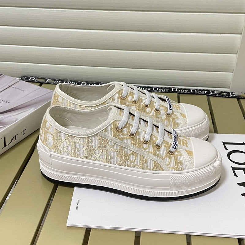 Comercio exterior 2026 Nuevos zapatos de mujer bordados de lona Suela gruesa Zapatos blancos versátiles que realzan Zapatos deportivos casuales de punta redonda
