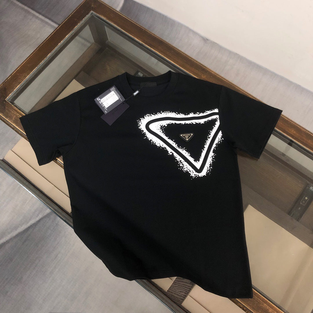 Versión de lujo de alta gama pra Pujia triángulo metálico LOGO, camiseta unisex de verano suelta y versátil con estampado y manga corta