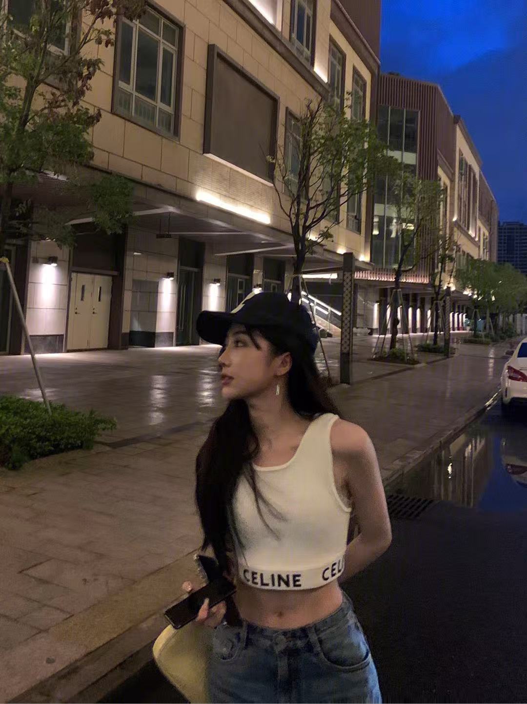 La versión alta de la foto real de Selin es la versión correcta del chaleco de punto simple a rayas en forma de U de primavera y verano con un modelo de base corta