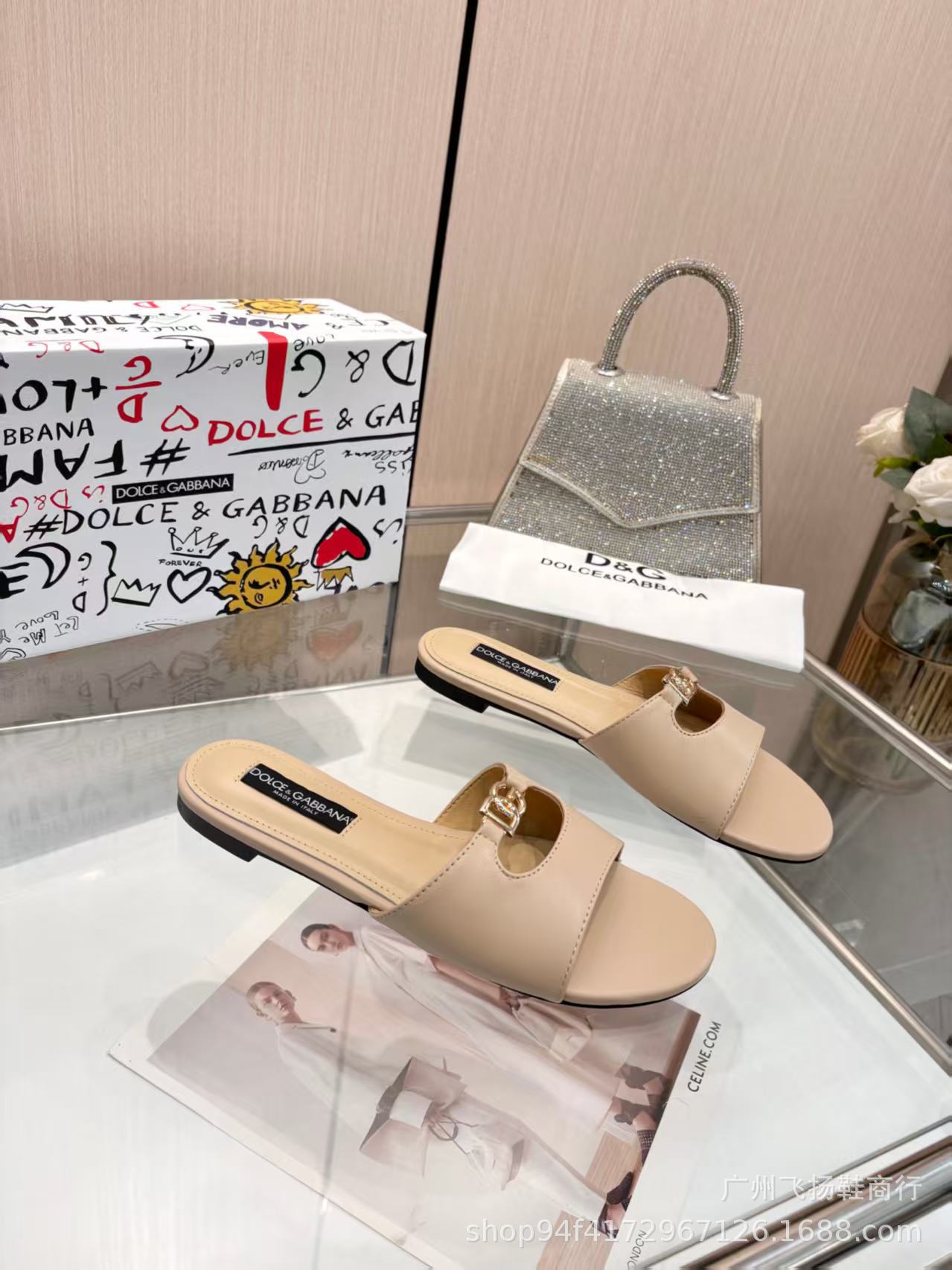2026 Zapatillas planas de cuero para interiores y exteriores, Vietnam, Dubái, Nigeria, Envío de Cantón, Alta calidad uno a uno