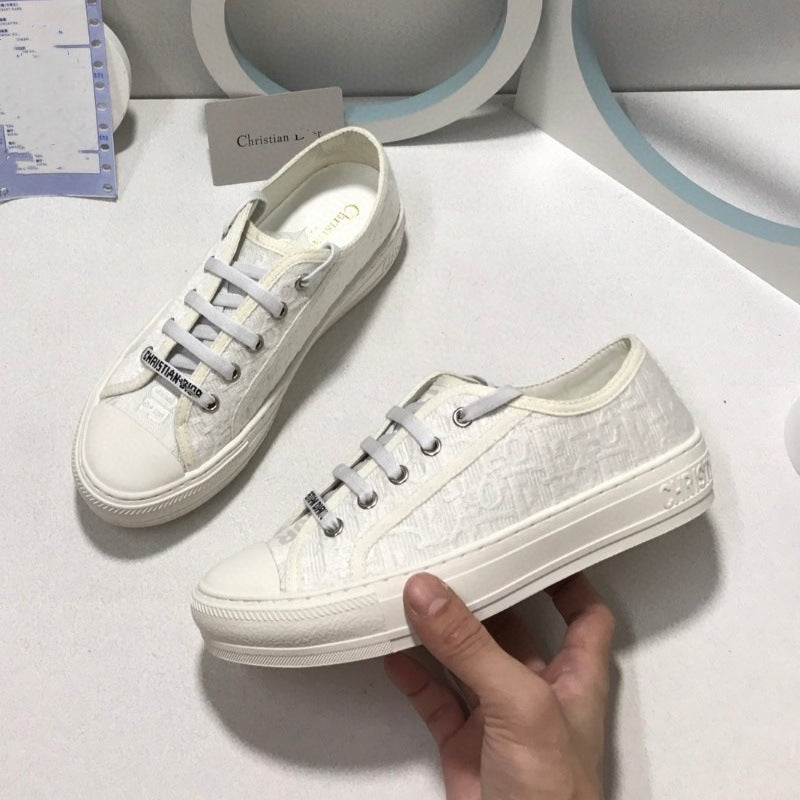 Comercio exterior 2026 Nuevos zapatos de mujer bordados de lona Suela gruesa Zapatos blancos versátiles que realzan Zapatos deportivos casuales de punta redonda