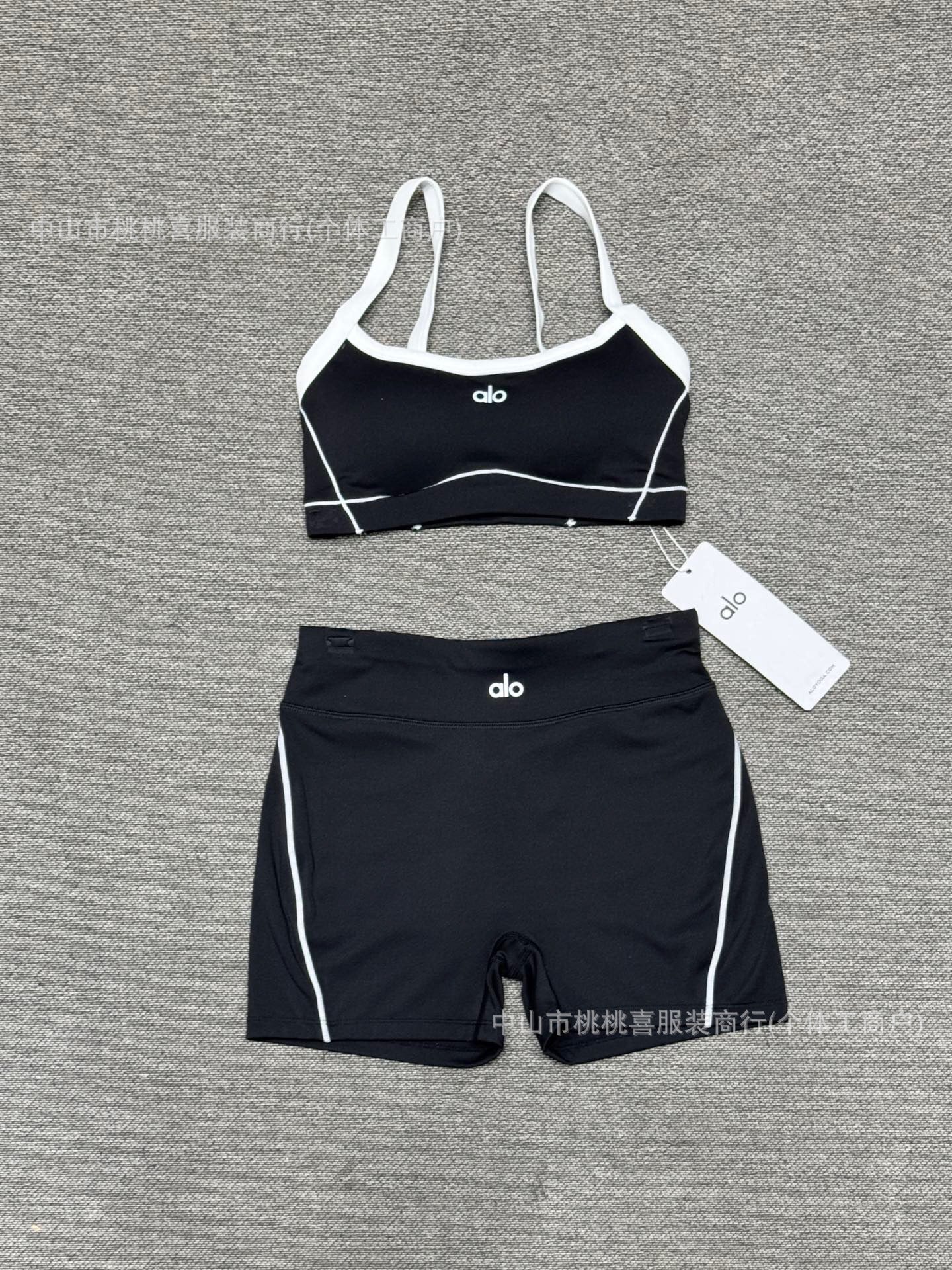 En stock, conjunto de yoga nude sensation de alta elasticidad, sujetador con tirante fino, pantalones cortos de fitness para levantar caderas, conjunto deportivo al aire libre para mujer