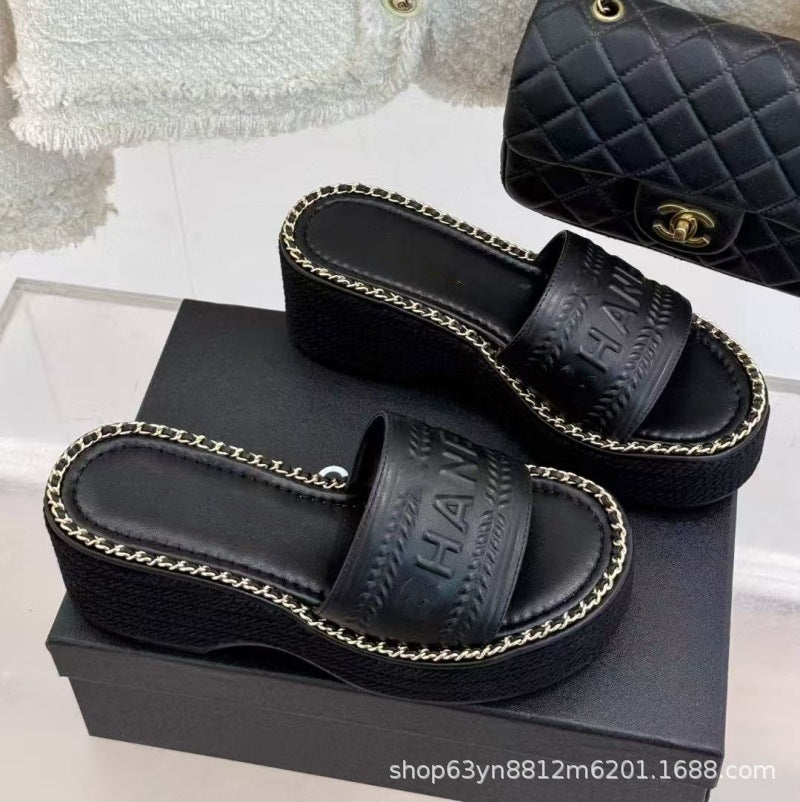 25 nuevas sandalias bordadas estilo Chanel, tacones de cuña de suela gruesa, zapatillas de cadena tejidas con pajita versátil de una sola tira que aumenta la altura