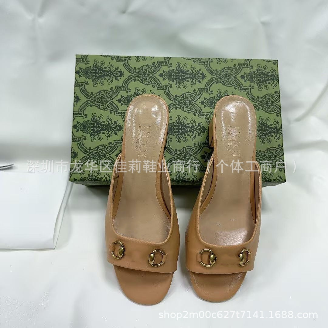 Sandalias de tacón grueso G Family para mujer 2025 Nuevo tacón cuadrado, botón metálico de broca, zapatillas de medio soporte y elegantes zapatillas de tacón alto