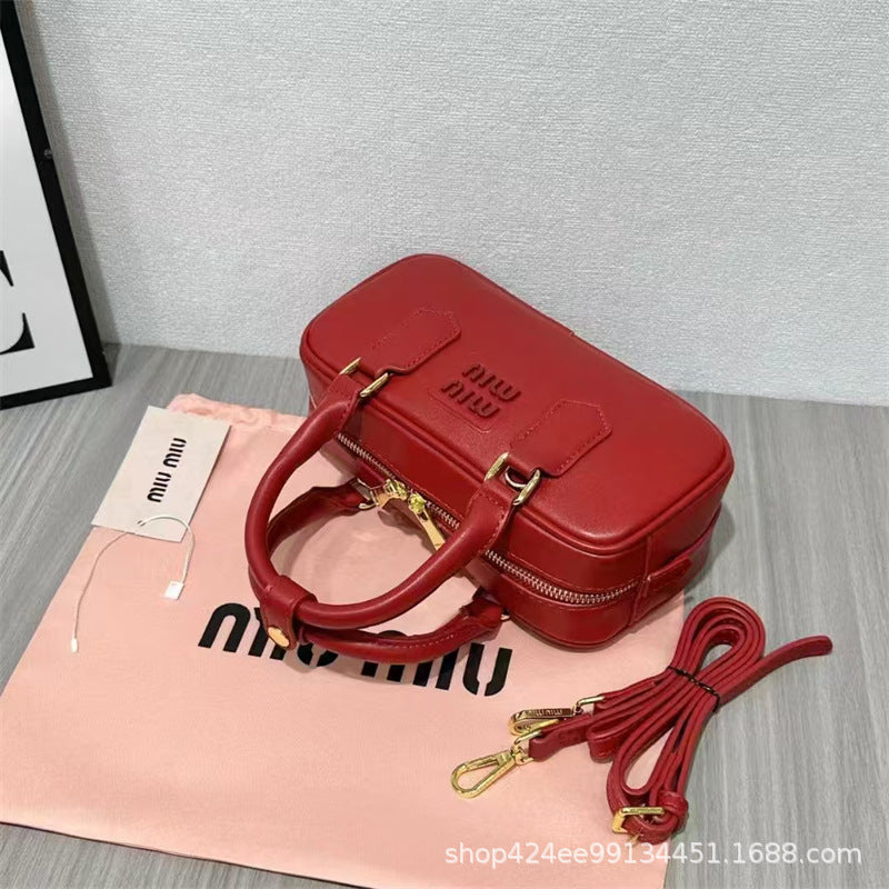 MIU Bowling Otoño/Invierno 2024 Nuevo Nicho Bolso de Gran Capacidad para Mujer Bolso Almohada Bolso Bandolera de un solo hombro Boston Mujer