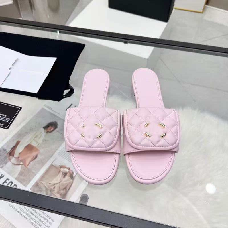 25. Nuevas zapatillas planas de hebilla metálica de la mochila escolar Xiaoxiang Feng Lingge para que las mujeres lleven sandalias de playa informales en verano