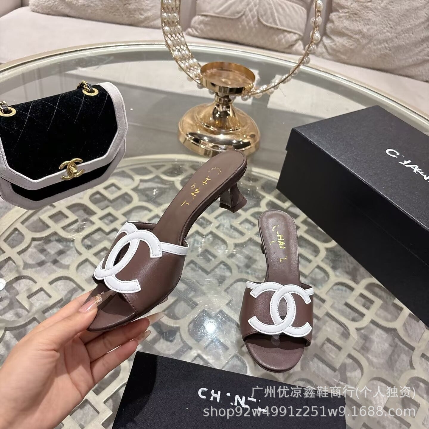 Sandalias de tacón medio estilo Chanel estilo verano 2026 a juego para comercio extranjero, sandalias de cuero hueco, versátiles con bloques de color para abrigo