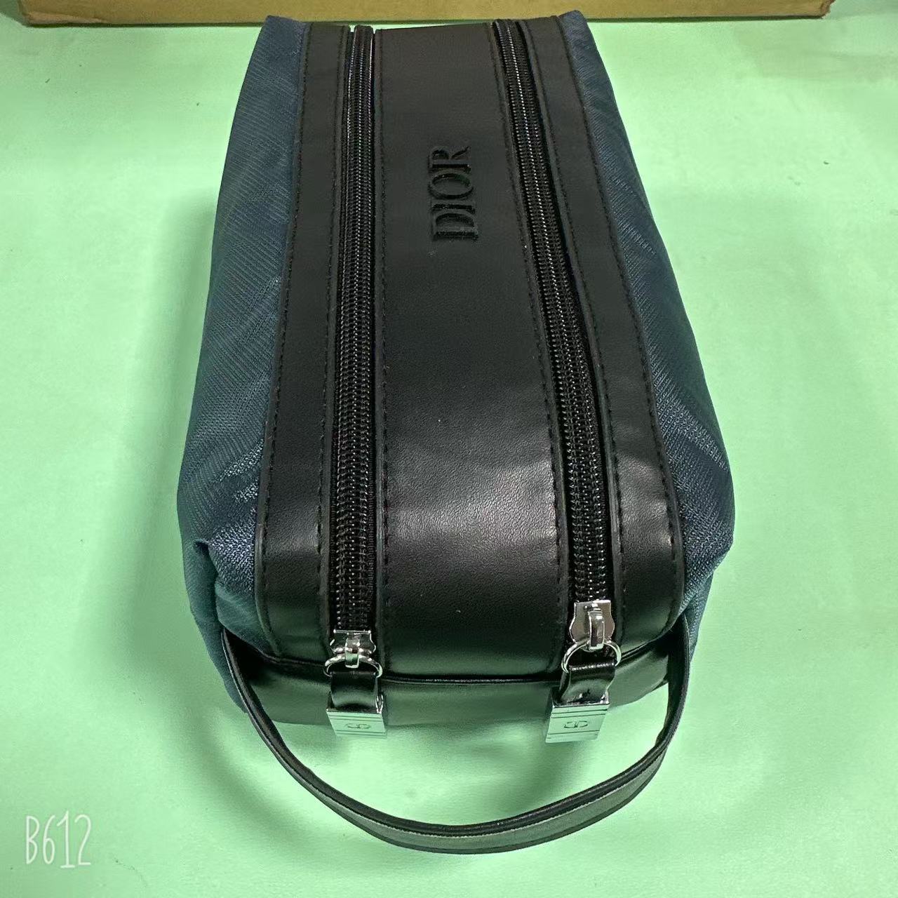 Bolsa de cosméticos Dojia PU al por mayor, bolsa portátil de artículos de aseo de gran capacidad, bolsa de sobremesa para cosméticos, sub-almacenaje