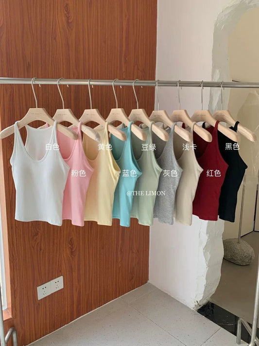 Camiseta con protector en el pecho para mujeres 2026 nuevo verano coreano de color sólido, chica atractiva sexy y delgada, llevando una camiseta sin mangas al exterior