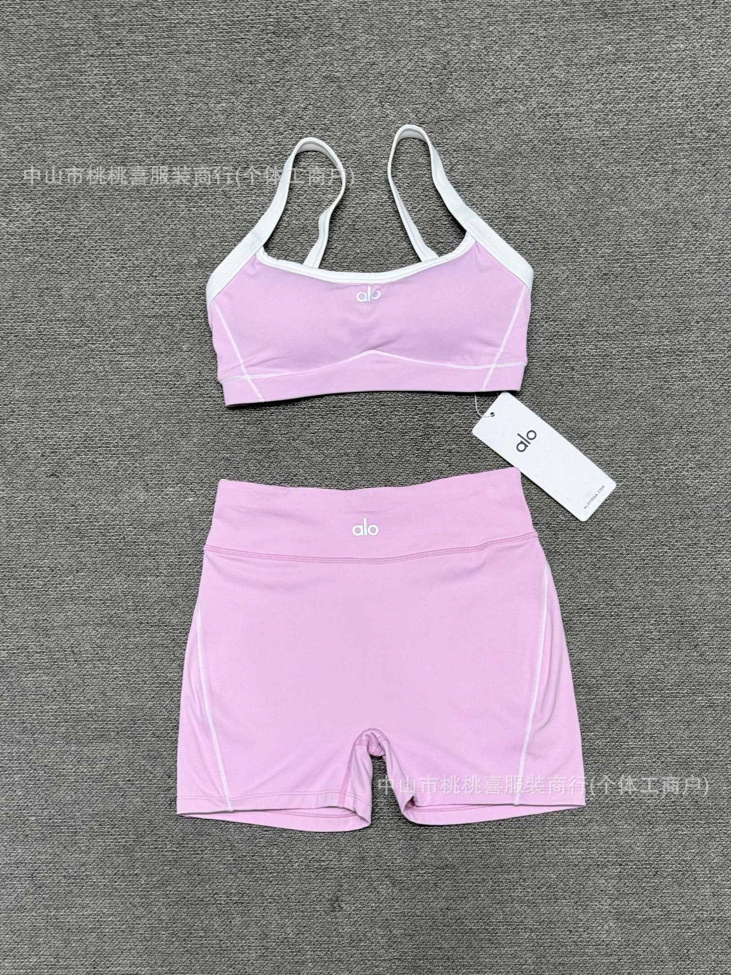 En stock, conjunto de yoga nude sensation de alta elasticidad, sujetador con tirante fino, pantalones cortos de fitness para levantar caderas, conjunto deportivo al aire libre para mujer