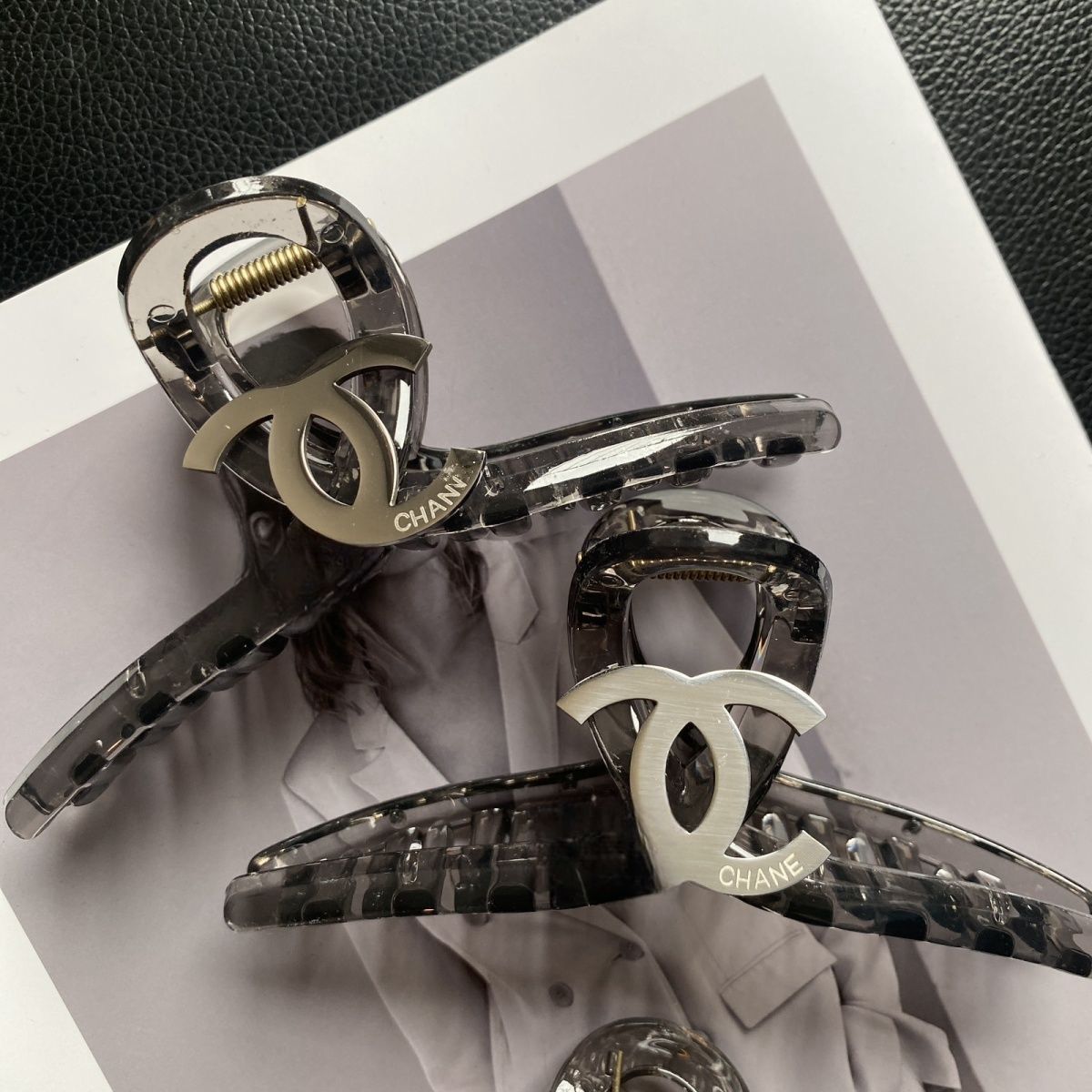 Nuevo clip de garra grande estilo Chanel, elegante y versátil pinza de tiburón para la parte trasera de la cabeza, clips de accesorio para el pelo de alta gama al por mayor