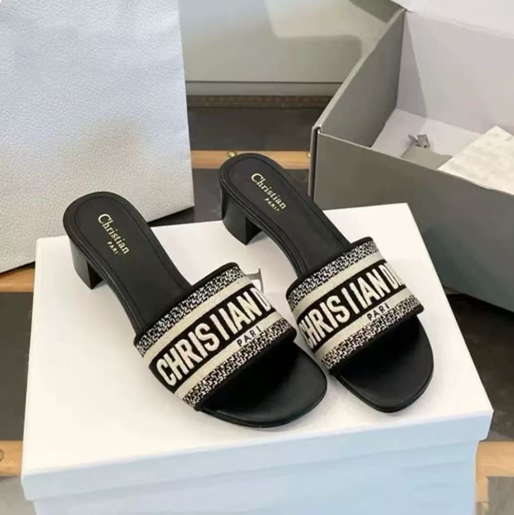 Comercio Exterior 2026 Nuevo D. Inicio Monograma Zapatillas de tacón grueso bordadas para ropa exterior de mujer, sandalias de tacón plano casuales playa famosas en Internet
