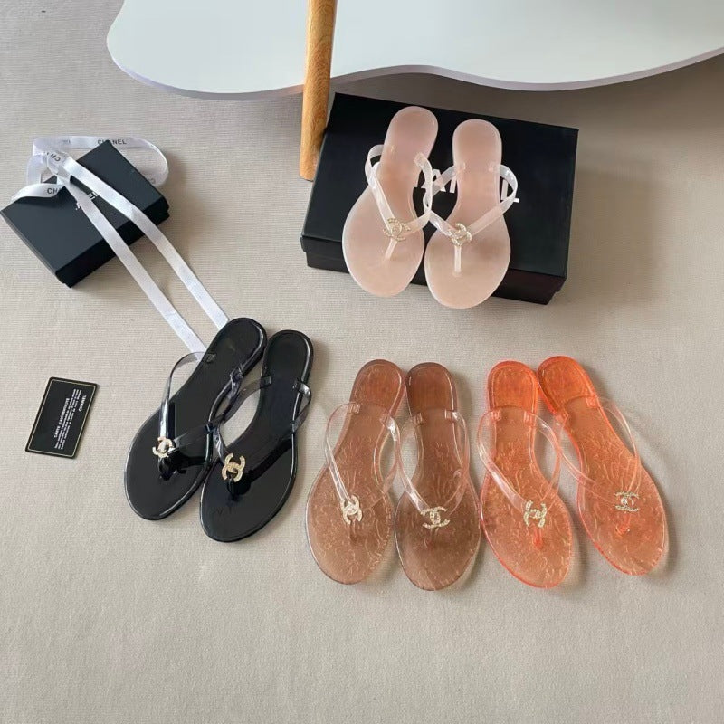 Verano 2026 Nuevas chanclas de punta metálica con hebilla metálica con pedrería para sandalias versátiles y casuales de resort para mujer