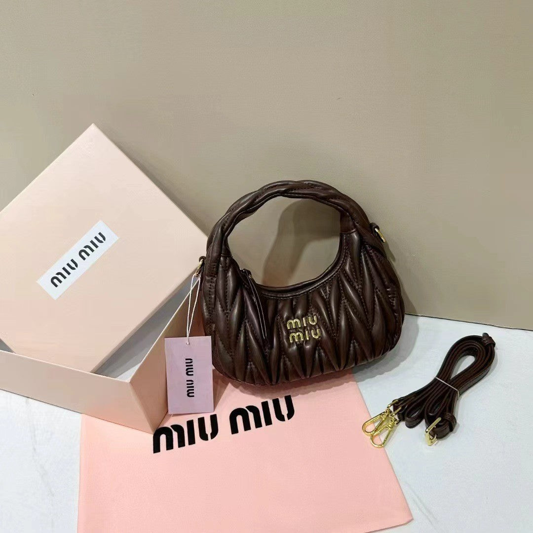 Miu Miu 2026 Nuevo bolso plisado de piel de cordero Mini bolso en forma de media luna en forma de axila Bandolera cruzada de un solo hombro para mujer
