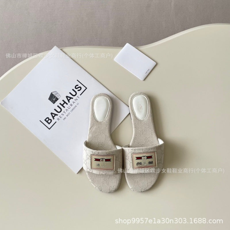 Nuevas chanclas de verano para mujer 2026 con letra de tela G-Family Ropa exterior de verano, zapatillas planas versátiles para mujeres cómodas para vacaciones en la playa