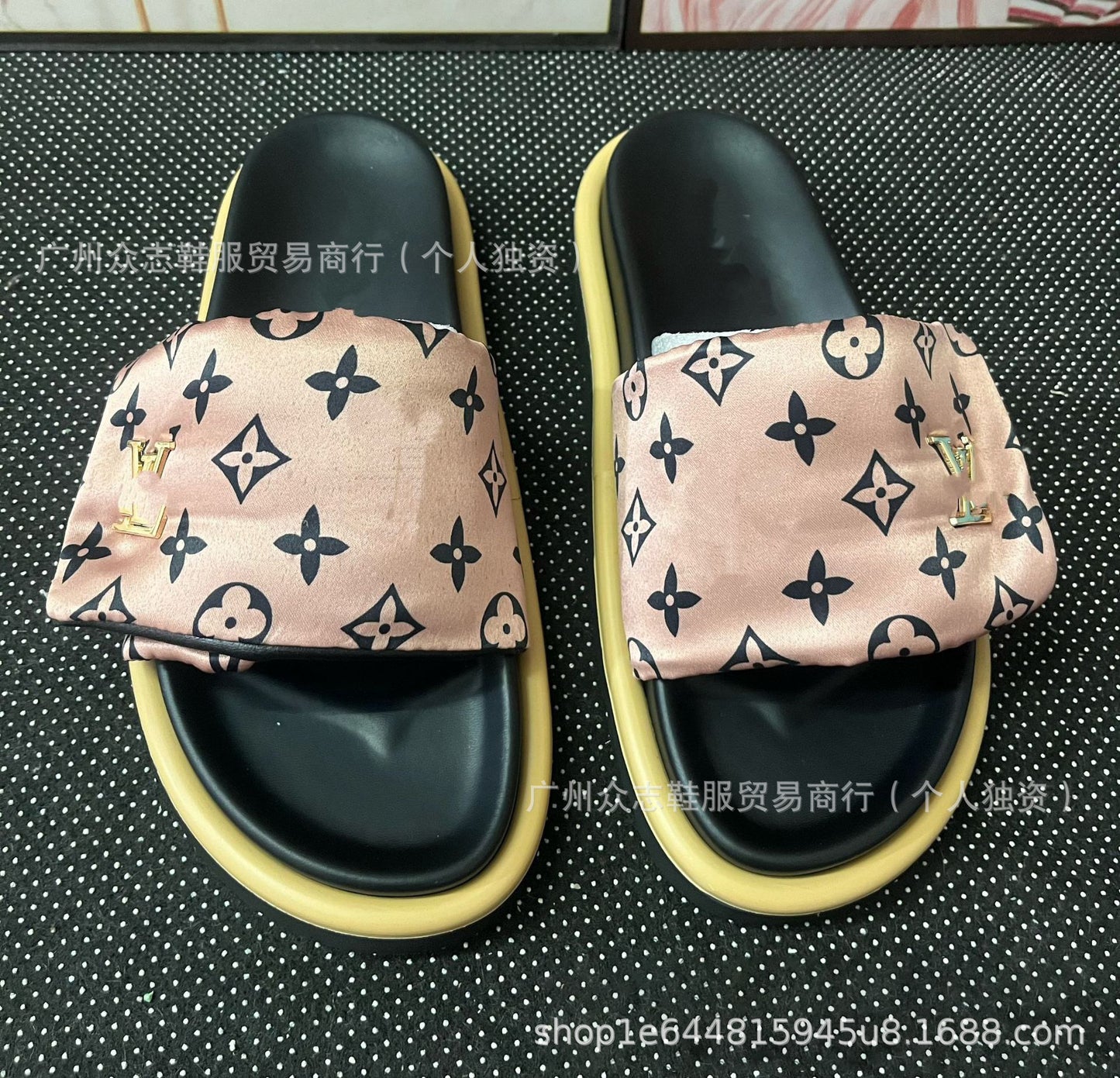 Comercio exterior Satén de Burro 2025 Verano Velcro Zapatillas de mujer Pastel mate para parejas Antideslizante Lote plano y de suela gruesa resistente al desgaste