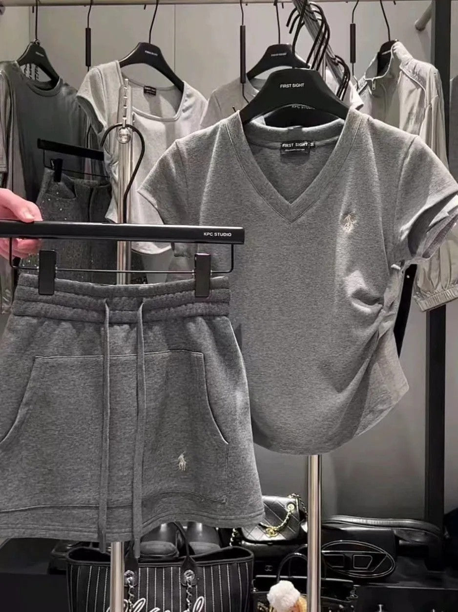 2026 Pony plisado plisado con escote en V y camiseta delgada + faldas versátiles de cintura alta elásticas para mujer